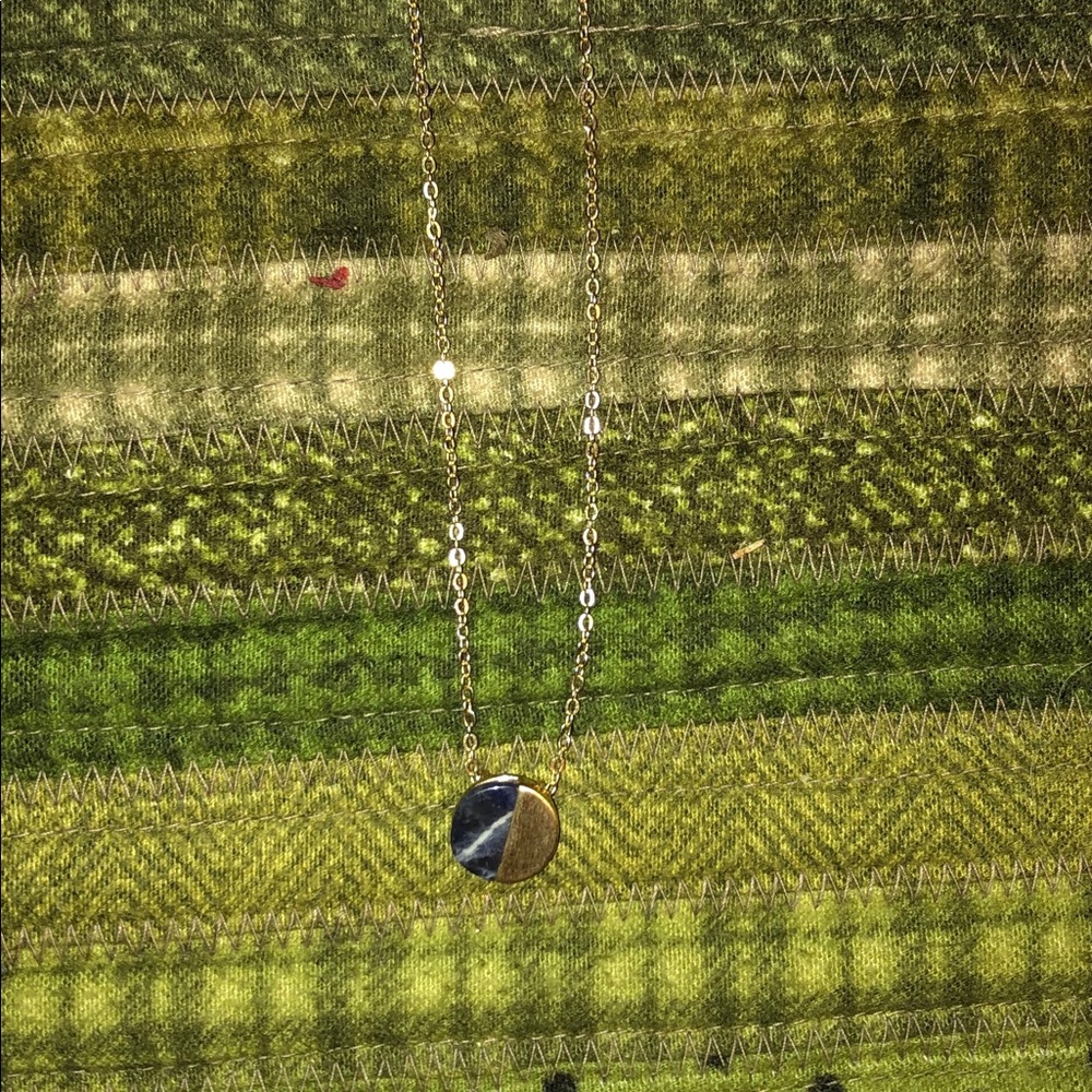 Half black marble/half bronze short chain necklace